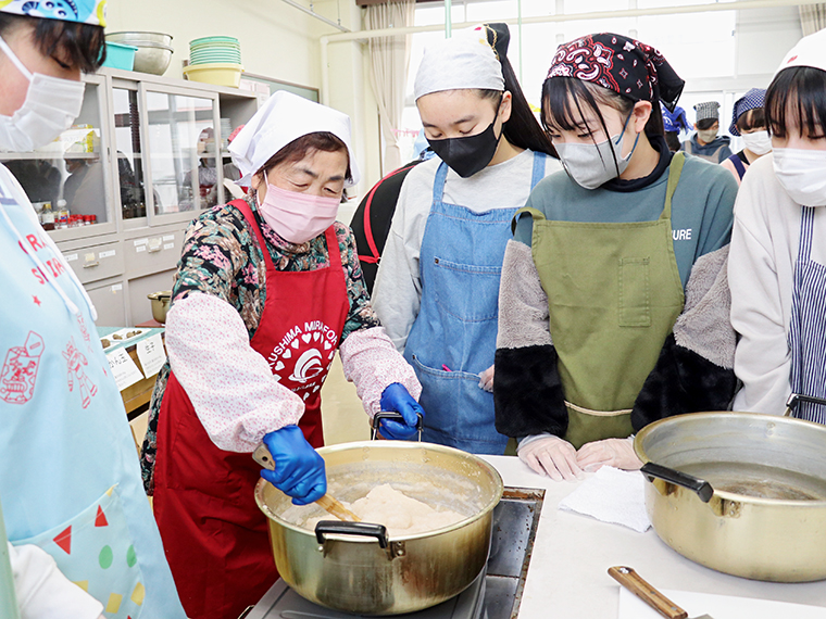 こんにゃく作り体験の様子