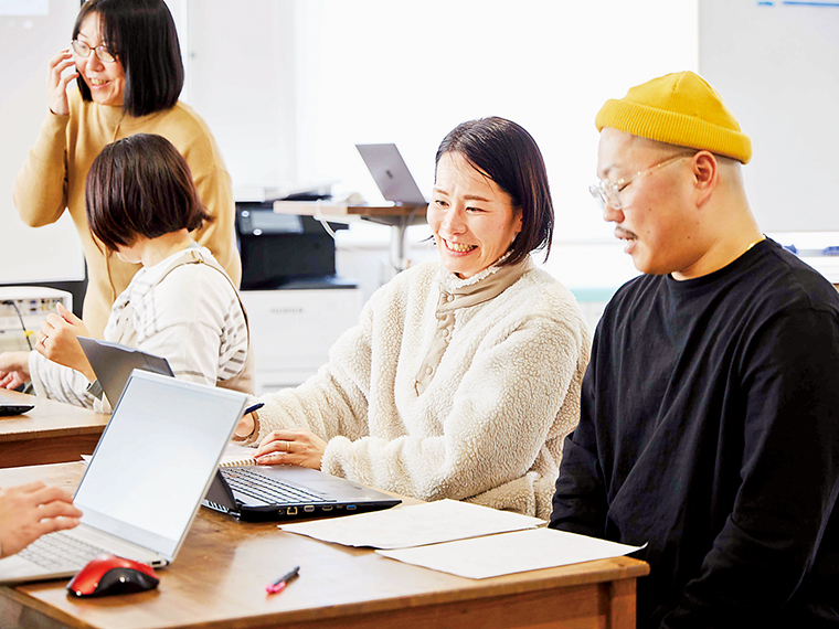 担任制の少人数クラスで質問しやすい。和やかな雰囲気の中、同期のつながりも心強い(郡山校の様子)