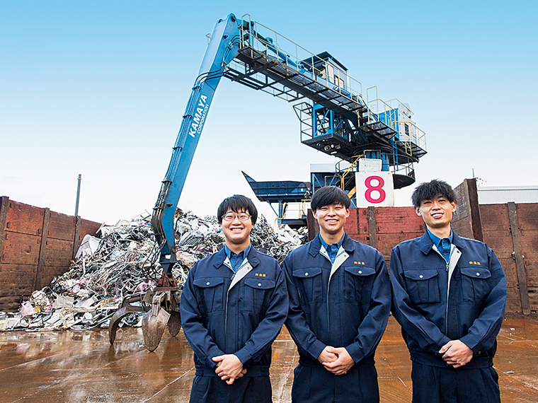 金属・廃棄物部門の水野真太郎さん（左）、佐藤 凌さん（中）、宗方基行さん（右）。技術や知識など日々新しい発見がある楽しい仕事