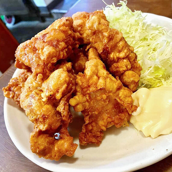 なんと隣りのお客さんも定食部員の奇跡。ボリューミーな「唐揚」は8個入り(850円)※写真:部員提供