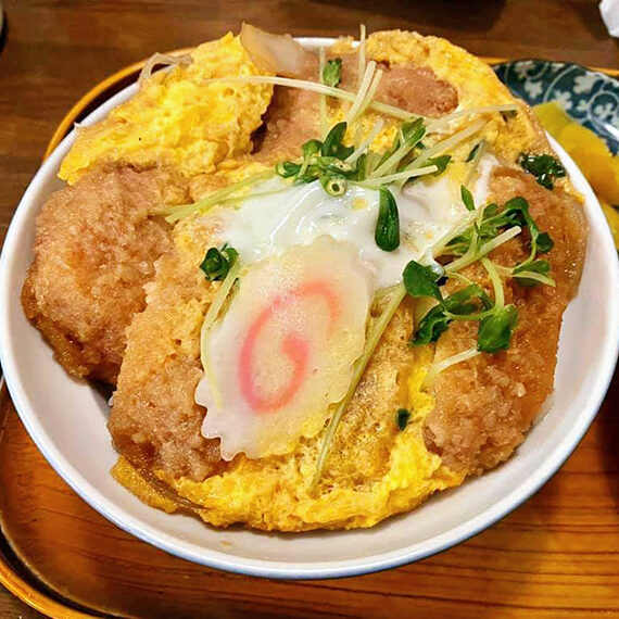 なるとが印象的な「カツ煮」を単品で添えるのも魅力的(600円)※写真:部員提供