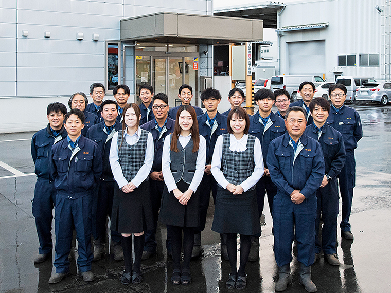 金属・廃棄物のリサイクルを行う本社工場前にて。結束力を生かして日々業務に取り組む