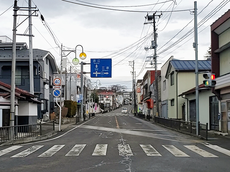 国道459号線沿いは、専門店が並ぶ懐かしい商店街の風景