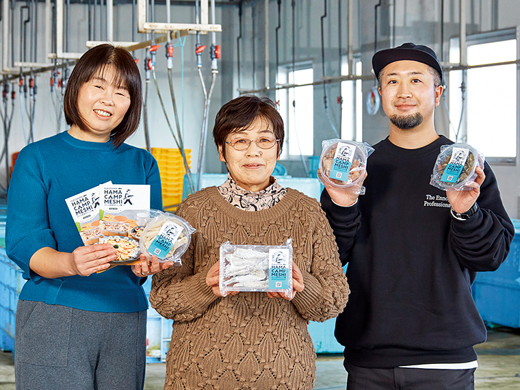 『浜福』代表の渡邊京子さん(中央)と日下とも子さん(左)。「OKUDESIGN」のクリエイター・奥河さん(右)