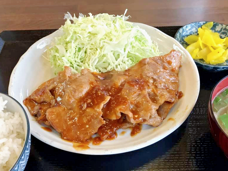 「豚生姜焼き定食」（900円）。青森県から山口県までの本州の形に見えてきました※写真：部員提供