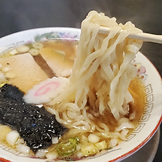 平打ち縮れ麺の食感と淡麗なスープがとにかく旨いです