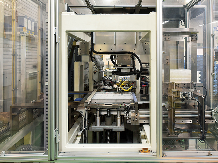 レーザーの光で製品のゲート（成形品にプラスチックが流れ込む入口）を切断する機械