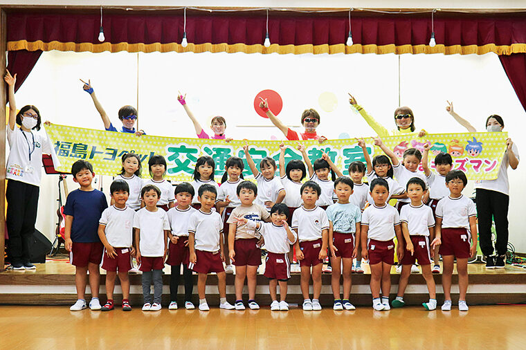 福島県内各地で交通安全教室を開催。人気の「ふくしまキッズマン」と保育園や幼稚園に出向き、交通安全の大切さを伝えている