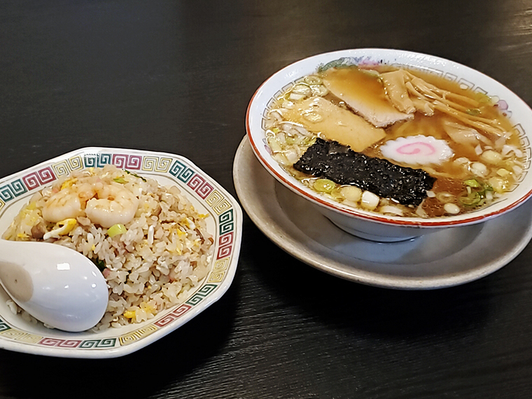 「らーめん+半チャーハン」(850円)の素晴らしいコスパ、美しいビジュアル