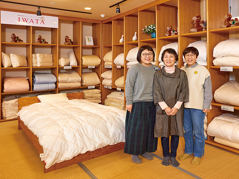 睡眠アドバイザーとして母娘3人で店に立つ。左から貴子さん・博実さん・雅子さん。明るく親しみやすい雰囲気が魅力
