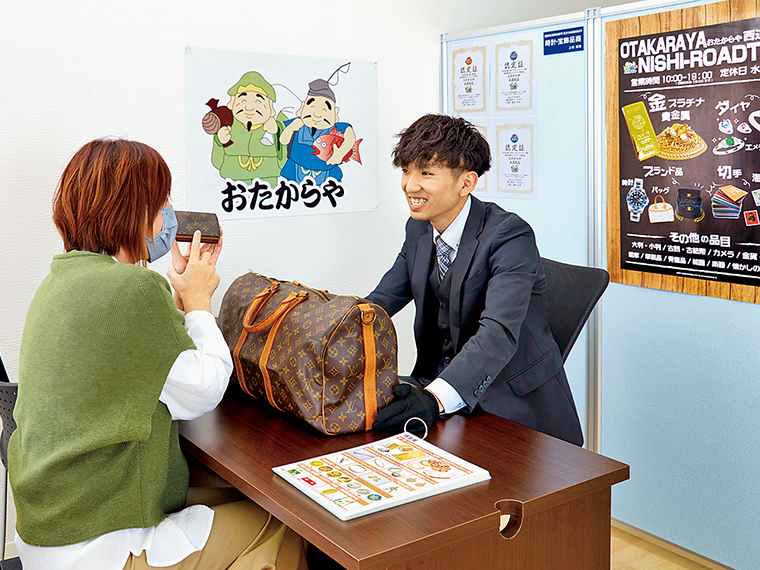 西道路店店長の森田拓朗さん。清潔感ある店内で、スピーディーに無料査定し、値段付け。金額に納得できたら買取り成立!その場で現金を受け取れる