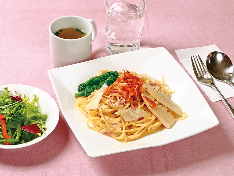 「安達太良サービスエリア 上り線」で味わえる「春の豆乳カルボナーラ」(1,150円)。和風の下味を付けた菜の花やたけのこなど春らしい食材を使用し、燻製した色鮮やかな桜エビをトッピング。豆乳でヘルシーに仕上げた。サラダ、スープ付き