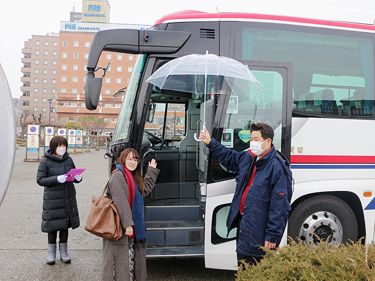 傘をさしているのが運転手の小堀さん、バスガイドは渡部さんです