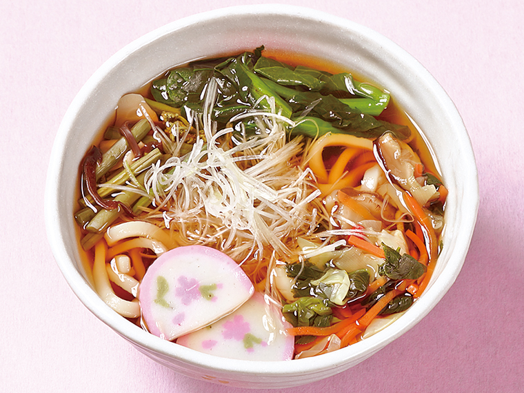 「安達太良サービスエリア 下り線」こだわりの「やわらか筍と菜の花の山菜うどん」(750円)。菜の花や山菜など野菜の食感を堪能できる一品。そばにも変更可能