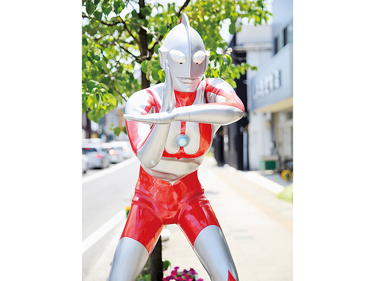 須賀川市の中心街に位置する松明通りには迫力満点のウルトラヒーローや怪獣のモニュメントが並ぶ。街路灯にもシルエットが施されている