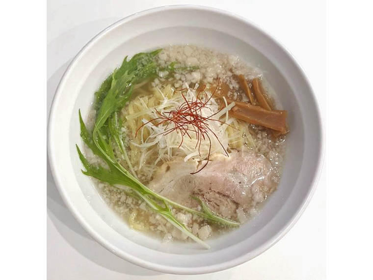 会津山塩を使用した人気メニュー「しおらぁめん」（800円）。15時までは各ラーメンにプラス200円で、「餃子」か「炒飯」が追加できるお得なセットメニューも