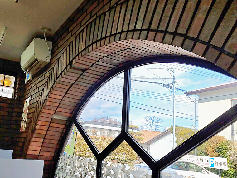 きれいなアーチ状の窓から差し込む日差しに、テンションも上がります