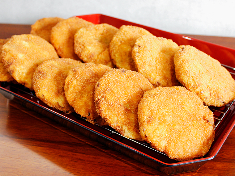 「メンチ(豚)」(250円)。こだわりの米油で揚げるフライはぜひ一度味わってほしい