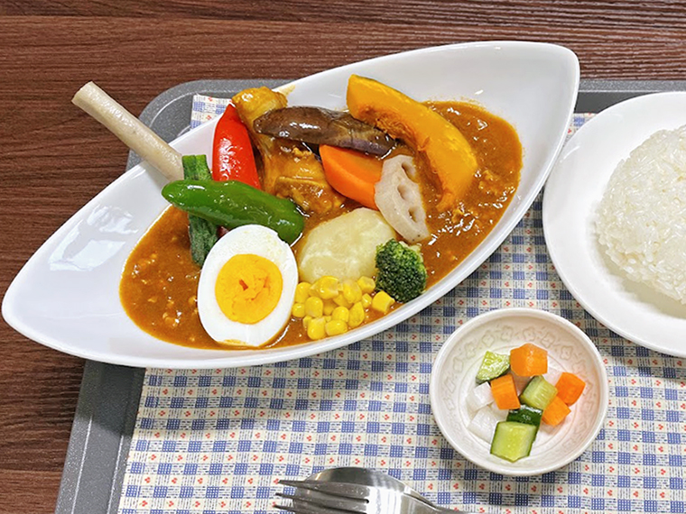 「SORAもりもり野菜スープカレー」(1,100円)※ドリンク付きは1,200円、ランチタイムのみの提供