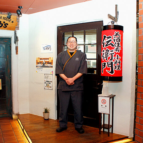 福島市の「金源ビル」2階。素敵な笑顔で迎えてくれる店主の石塚さん。少人数での宴会にも対応可能