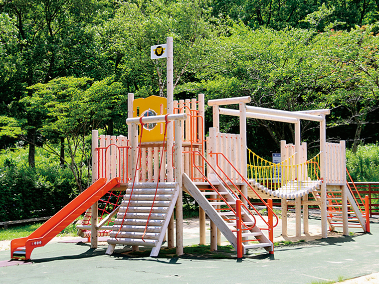 園内「おにぎり広場」には木の温もりが感じられる木製遊具を設置。子ども連れで楽しめる