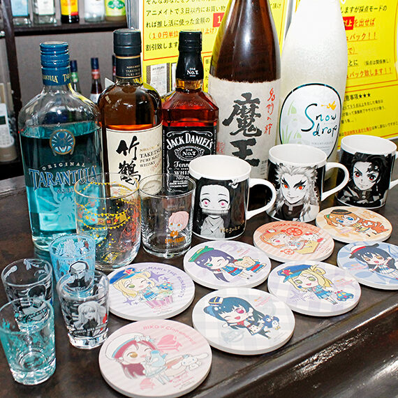 日本酒や焼酎（500円～）など、選りすぐりの銘柄が取り揃えてある。お気に入りキャラクターのグラスで飲めば、より一層楽しめるはず