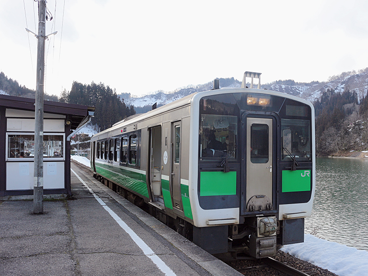 あっという間に電車はJR会津川口駅へ到着。只見川の側に駅がありました