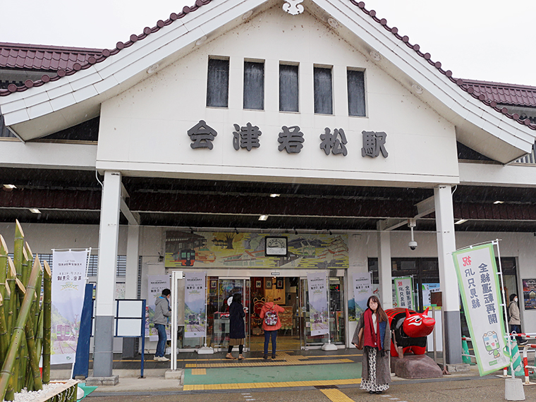 JR会津若松駅集合。駅前も只見線一色でした
