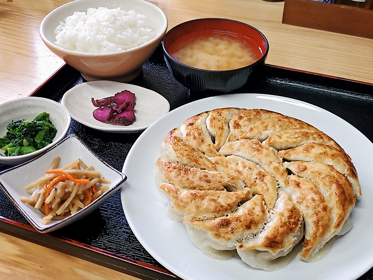 地球のつむじはここなんじゃないかとさえ思える、味さとさんの円盤餃子