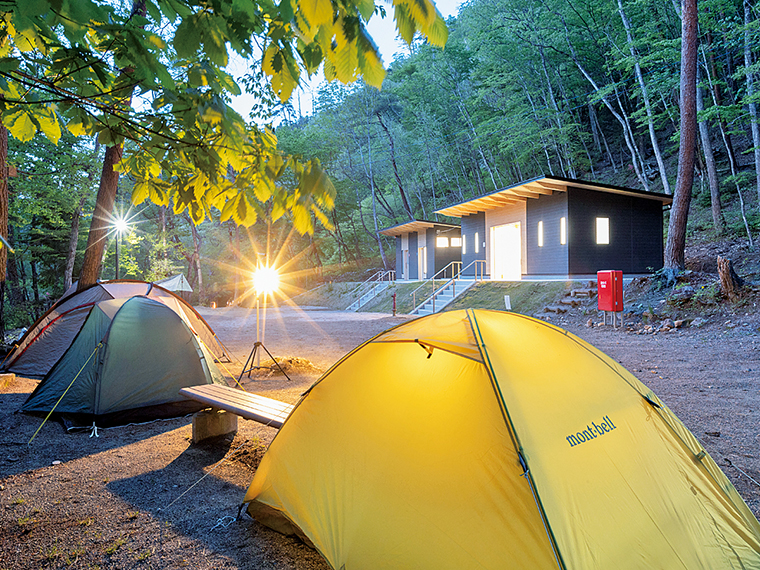 奥久慈県立自然公園内にある『山本キャンプ場』。バンガローとテントサイトがあり、自然を満喫しながらバーベキューも楽しむことができる。4月から11月の期間開園。アウトドア好きや家族連れにもおすすめ