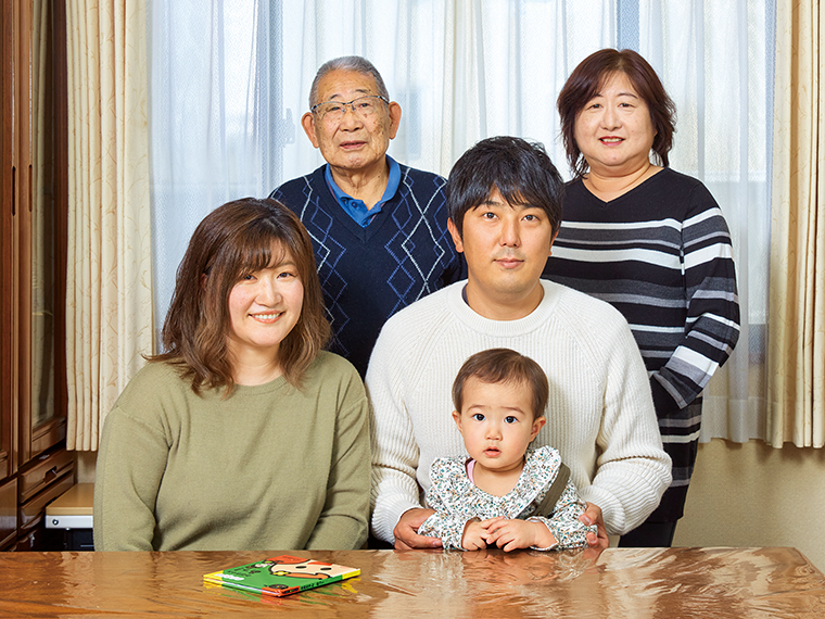 (前列)瞳美さん、明宏さん夫婦と娘の美澪ちゃん。(後列)祖父の國井善助さん、両親の青柳みどりさん、光昭さん(取材時は不在)も同居