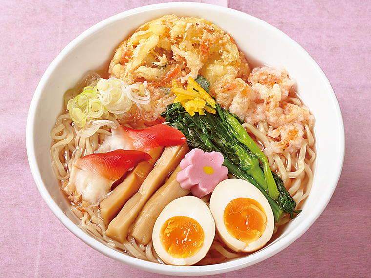 「国見サービスエリア 上り線」の「春ラーメン」（1,000円）。ご当地「喜多方ラーメン」に、桜エビやホッキ貝が乗った新感覚の一杯。ゆずの香りも爽やか