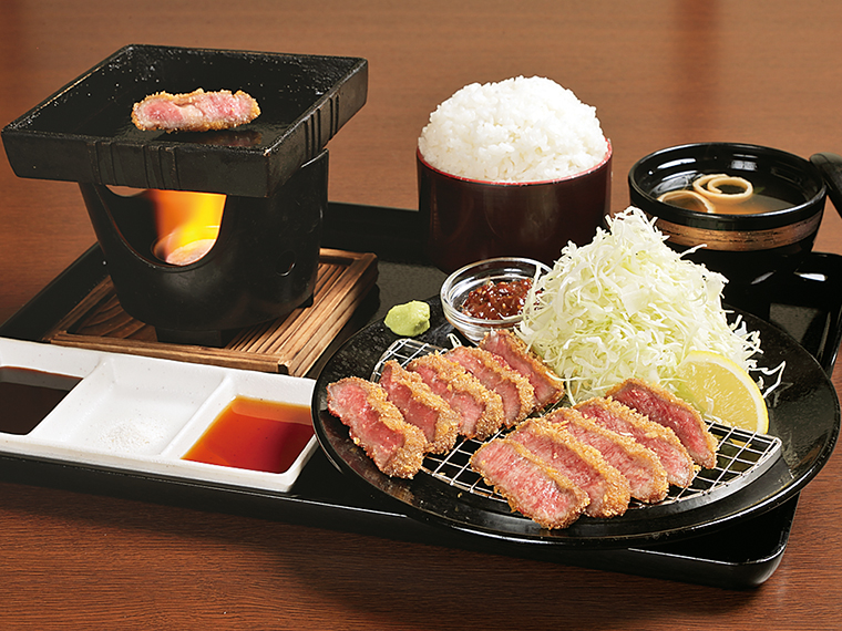 「牛タンかつ定食」(1,980円)。ご飯は大盛無料(写真は大盛)。LINE予約も可