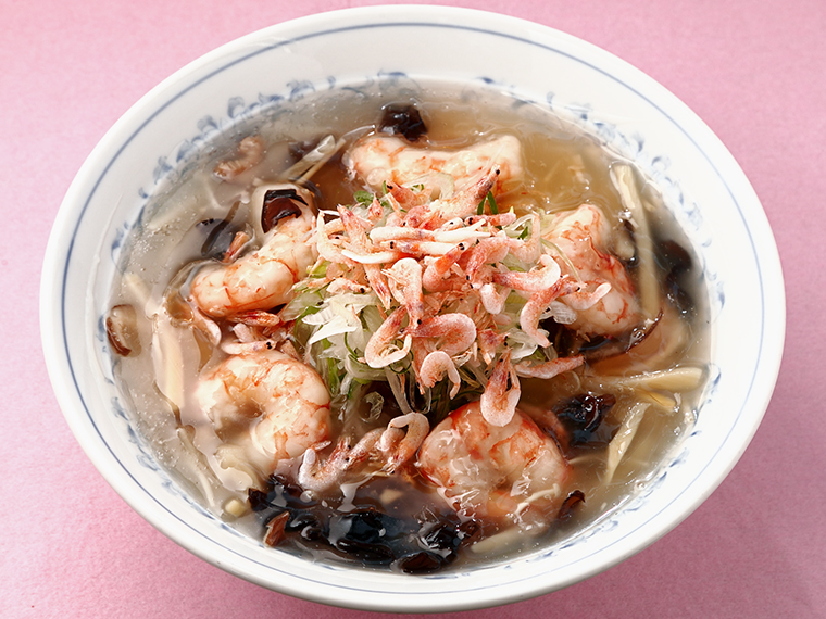 「福島松川PA 上下線」で提供する「えび塩ラーメン」(1,200円)。 とろみのあるやさしい味わいのスープに、プリっとした大きめのエビや桜エビをトッピングしたほっと温まる一杯
