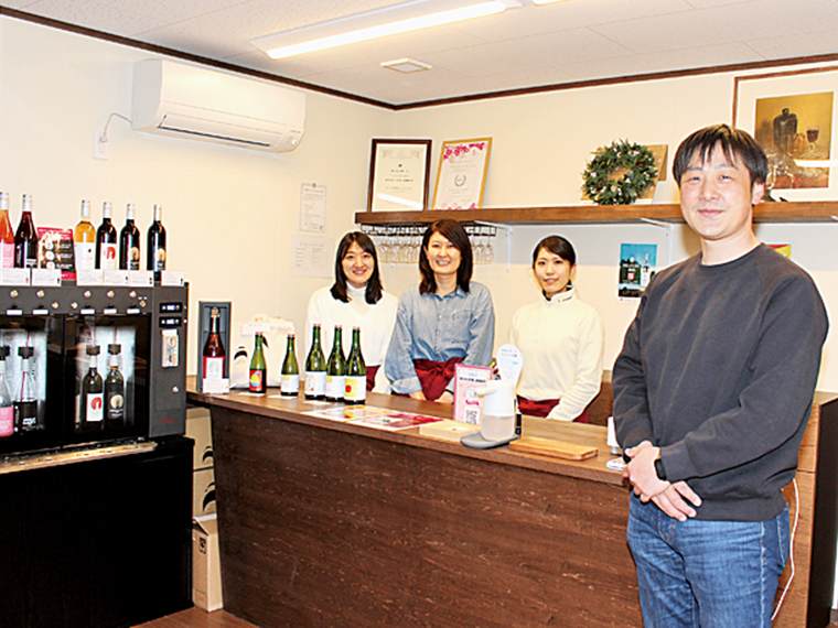 「エノログ」資格を持つワイン醸造家・牧野修治さんと、女性スタッフ(右から)板倉さん・齋藤さん・土屋さん