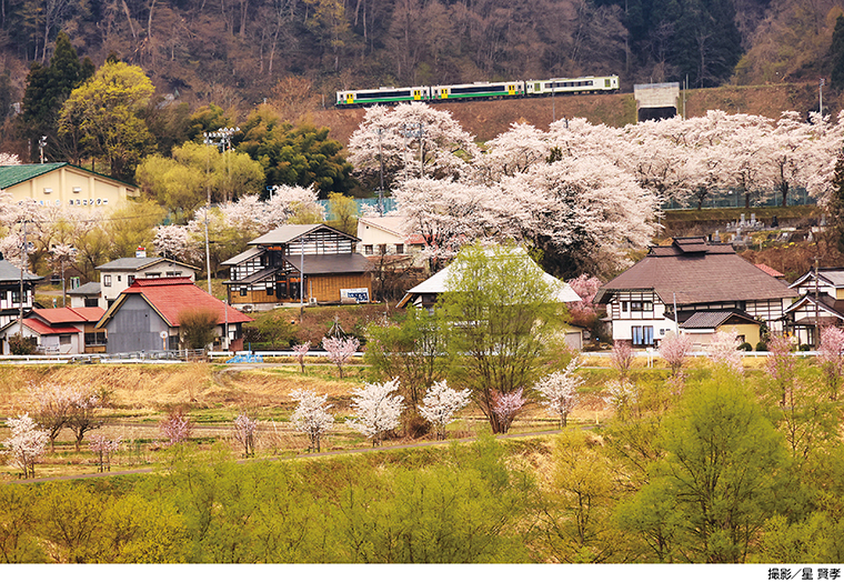 星 賢孝の奥会津だより】柳津町・小巻集落から撮影した桜花を走る只見