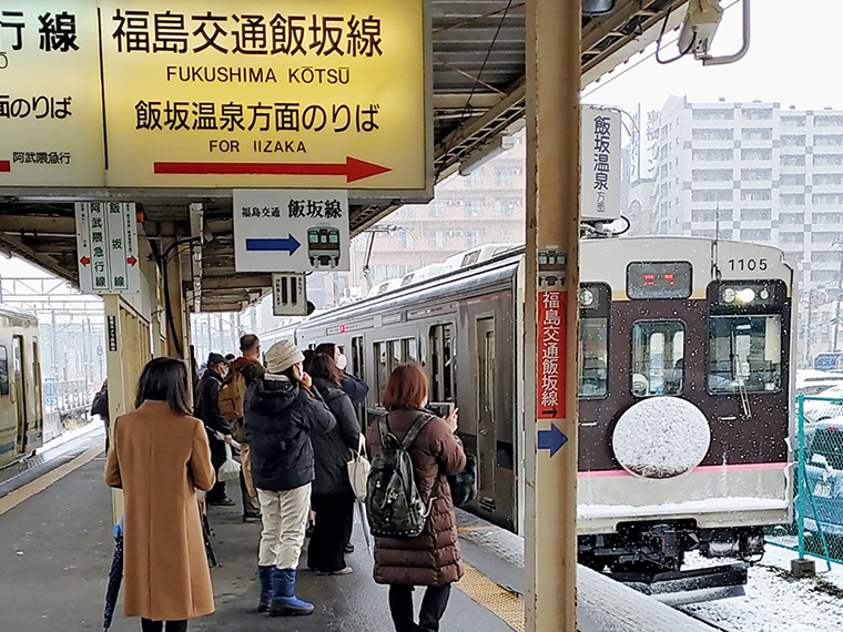 情緒溢れる福島交通飯坂線は、観光客のみならず福島市民にも愛着があります。福島駅から6駅先の笹谷駅へ