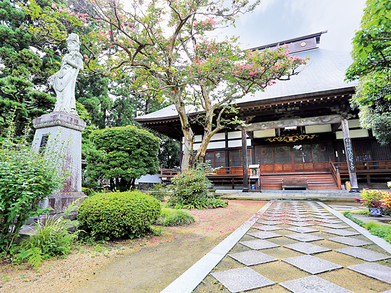 『医王寺』本堂そばに、松尾芭蕉の句碑「笈も太刀も五月にかざれ紙幟（かみのぼり）」が立つ