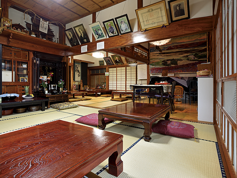懐かしさを感じる座敷席。相田幸男さんの絵画も飾られた空間は、ピアニスト・後藤 泉さんなど、プロアーティストの演奏会の会場にもなっている