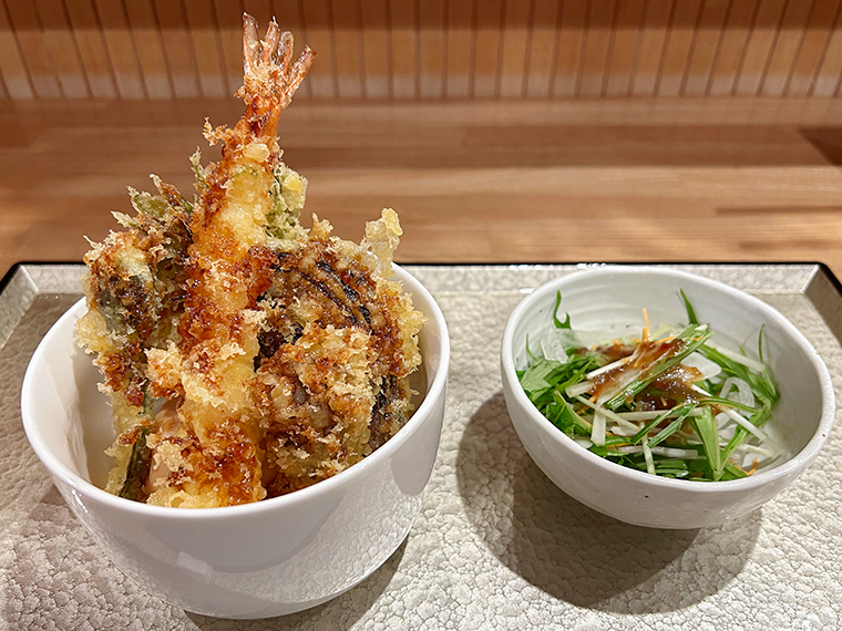 夜限定の「ミニ天丼」(880円)もおすすめ。サクサクの衣をまとった天ぷらは絶品