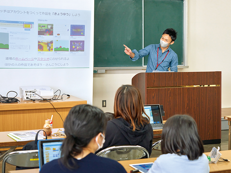 慶太さんが地域の公民館で主宰している「プログラミング道場」（参加無料）は子どもたちにも大人気