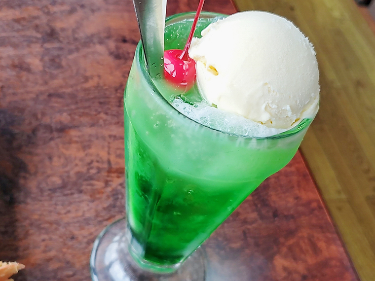 人類の憧れ「クリームソーダ」(530円)