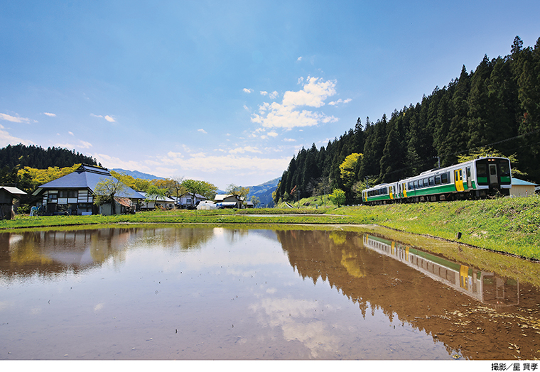 星 賢孝の奥会津だより】三島町・田植え前の水田に映る只見線車両