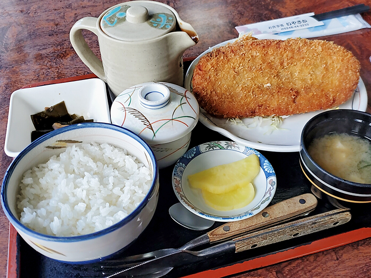 手にはめたらファーストを守れそうなサイズ!「わらじメンチカツ定食」(1,000円)