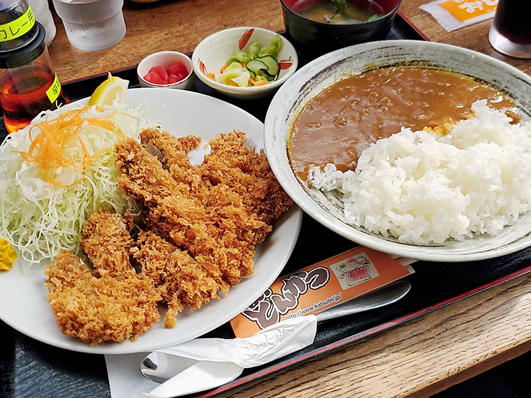 まるでターンテーブル。2つの器で供される「ロースかつカレー定食」（1,330円）