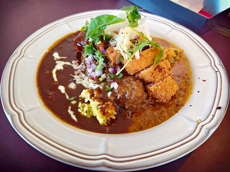 「笑夢のロースカツカレー」（1,480円）。欧風カレーソースとジューシーなカツがよく合う