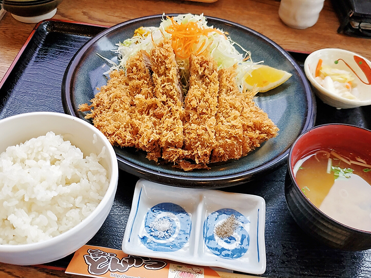 「カツ亭」さんといえばやっぱりロースかつ。肉・米・油・野菜すべてにこだわりが伺えます