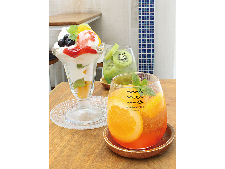 「まるごとソーダ」(オレンジ・キウイ各700円)。思わず写真を撮りたくなるかわいさもポイント。「フルーツヨーグルトパフェ」(写真左・900円)共にテイクアウトOK