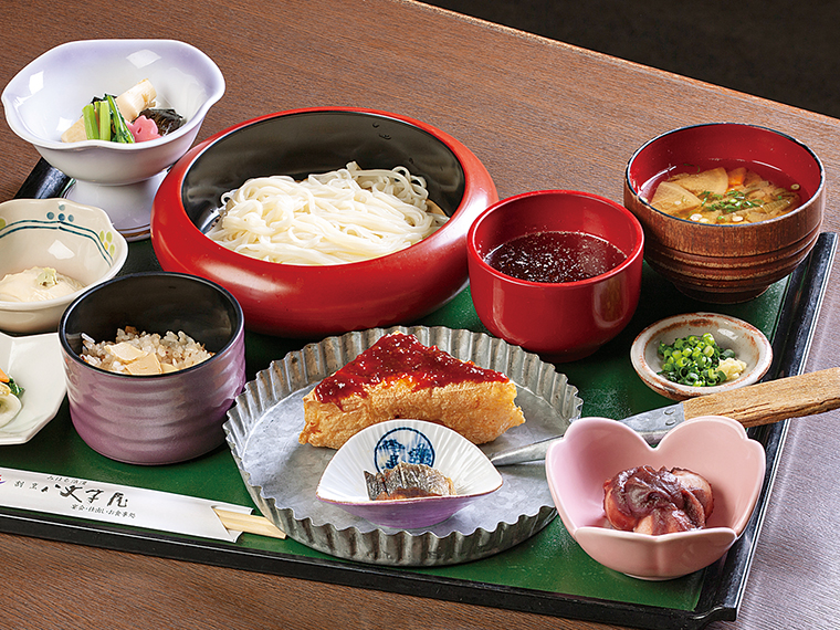 「三春御膳」(1,800円)。名物・油揚ほうろく焼、幻の三春素麺、鰊の山椒漬け、生湯葉、鰊の甘露煮と季節の煮物、漬物、ご飯、味噌汁、甘味が付く彩り豊かなセット