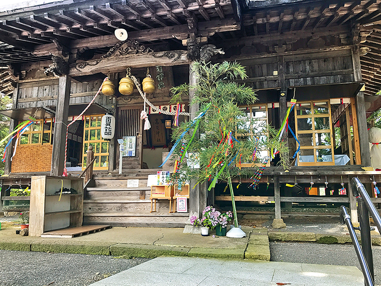 絵付けした風鈴はお祓いの後、境内に飾られる。 風鈴は2023年8月11日(祝)以降持ち帰りが可能となる